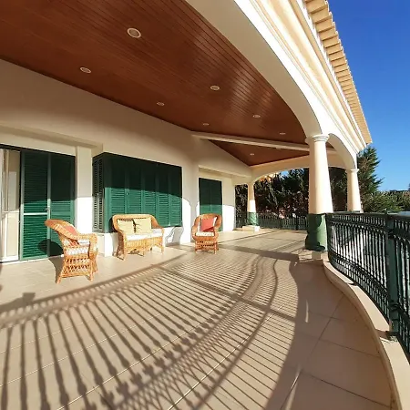 Вилла Gale 3 Storey Villa Really On The Beach *