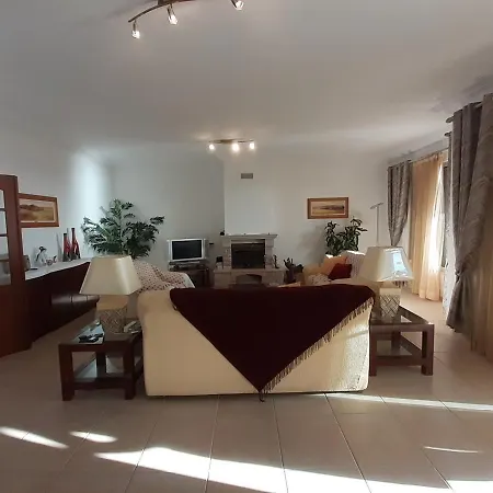 Вилла Gale 3 Storey Villa Really On The Beach *