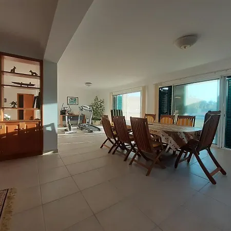 Вилла Gale 3 Storey Villa Really On The Beach *