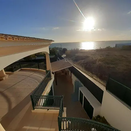 Вилла Gale 3 Storey Villa Really On The Beach *